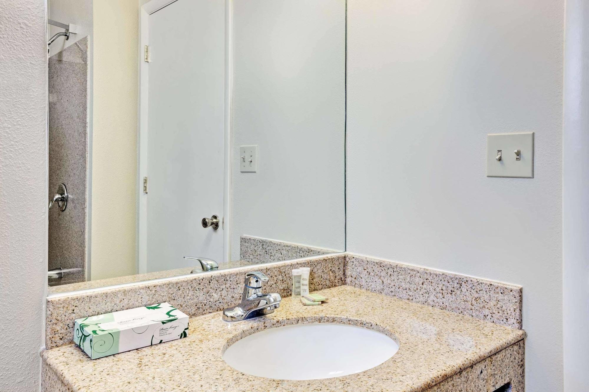Super 8 By Wyndham Newark De Hotel Luaran gambar